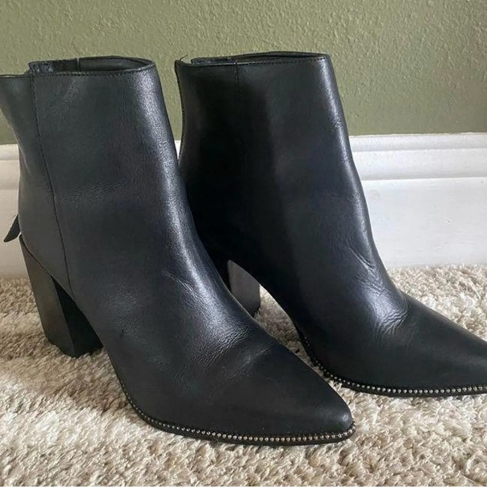 SOLD // Steve Madden Olga ankle boots